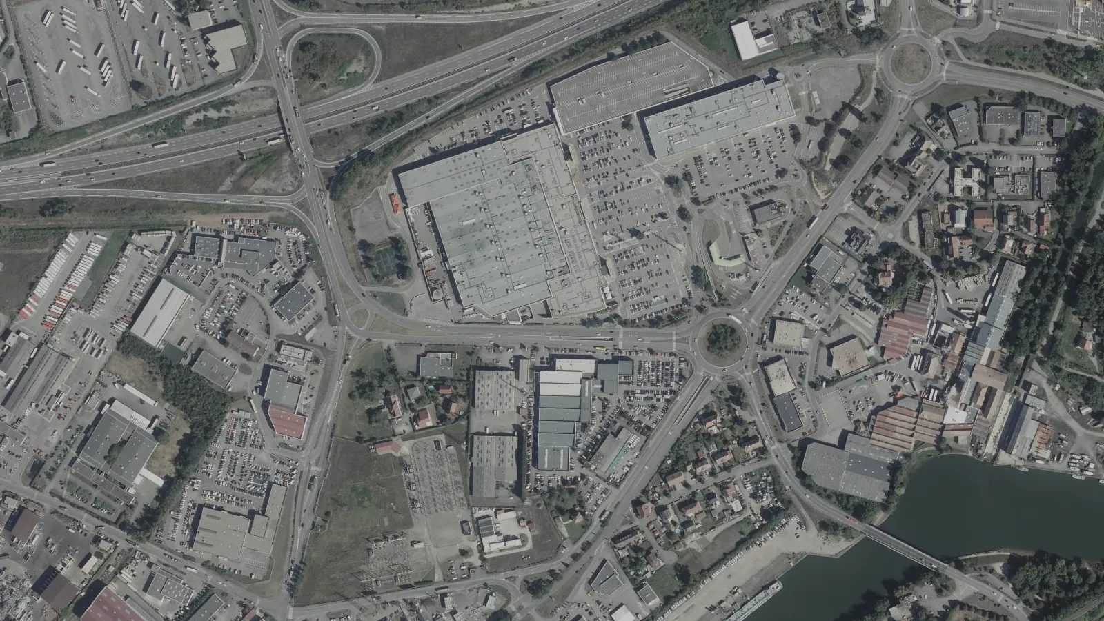 Plan de l'Île Napoléon avec le centre commercial, les hôtels de la rue des Trois Frontières et le WoodZ Kebab House d'Illzach Plan de l'Île Napoléon avec le centre commercial, les hôtels de la rue des Trois Frontières et le WoodZ Kebab House d'Illzach