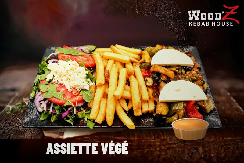 Assiette Veggi : Légumes grillés, frites, salade, tomate, oignon, chou rouge et sauce au choix Assiette Veggi : Légumes grillés, frites, salade, tomate, oignon, chou rouge et sauce au choix