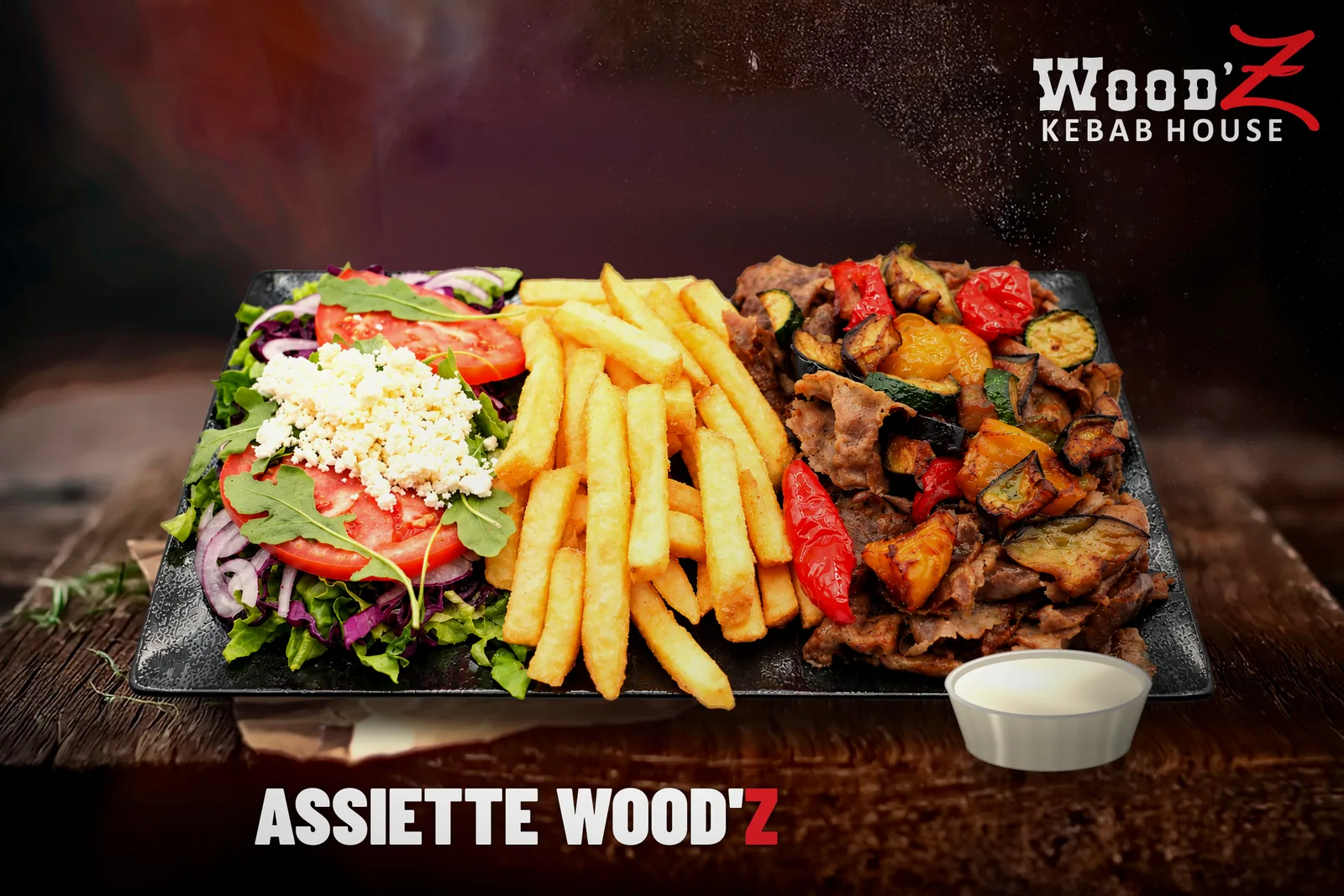 Assiette Wood'Z : Viande d'entrecôte, légumes grillés, salade, tomate, oignon, chou rouge, frites, feta, roquette et sauce au choix