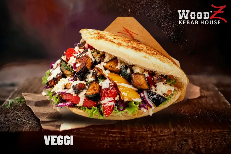 Veggi : Feta, légumes grillés, salade, tomate, oignon, chou rouge et sauce au choix